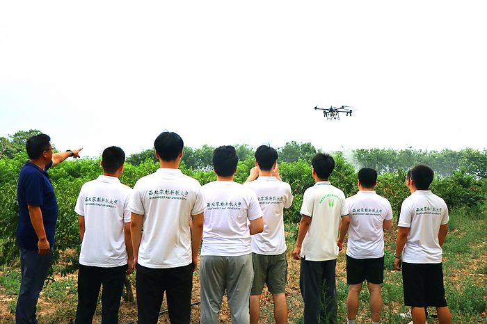 nEO_IMG_团队进行无人机飞防作业.jpg